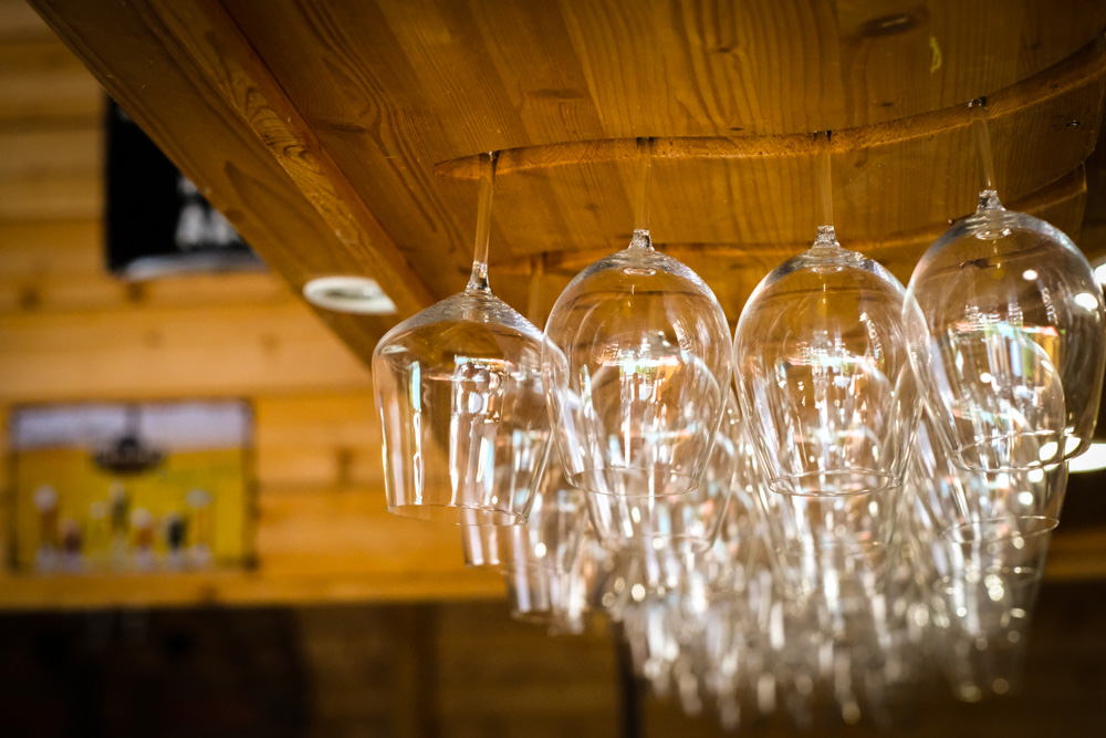 Intérieure du bar du camping. Les verres suspendus.