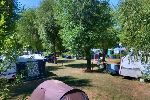 Camping Le Bord du Lac, vue sur les emplacements de tentes en été.