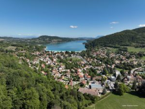 Vue aérienne du lac et de la commune touristique de Charavines en été.