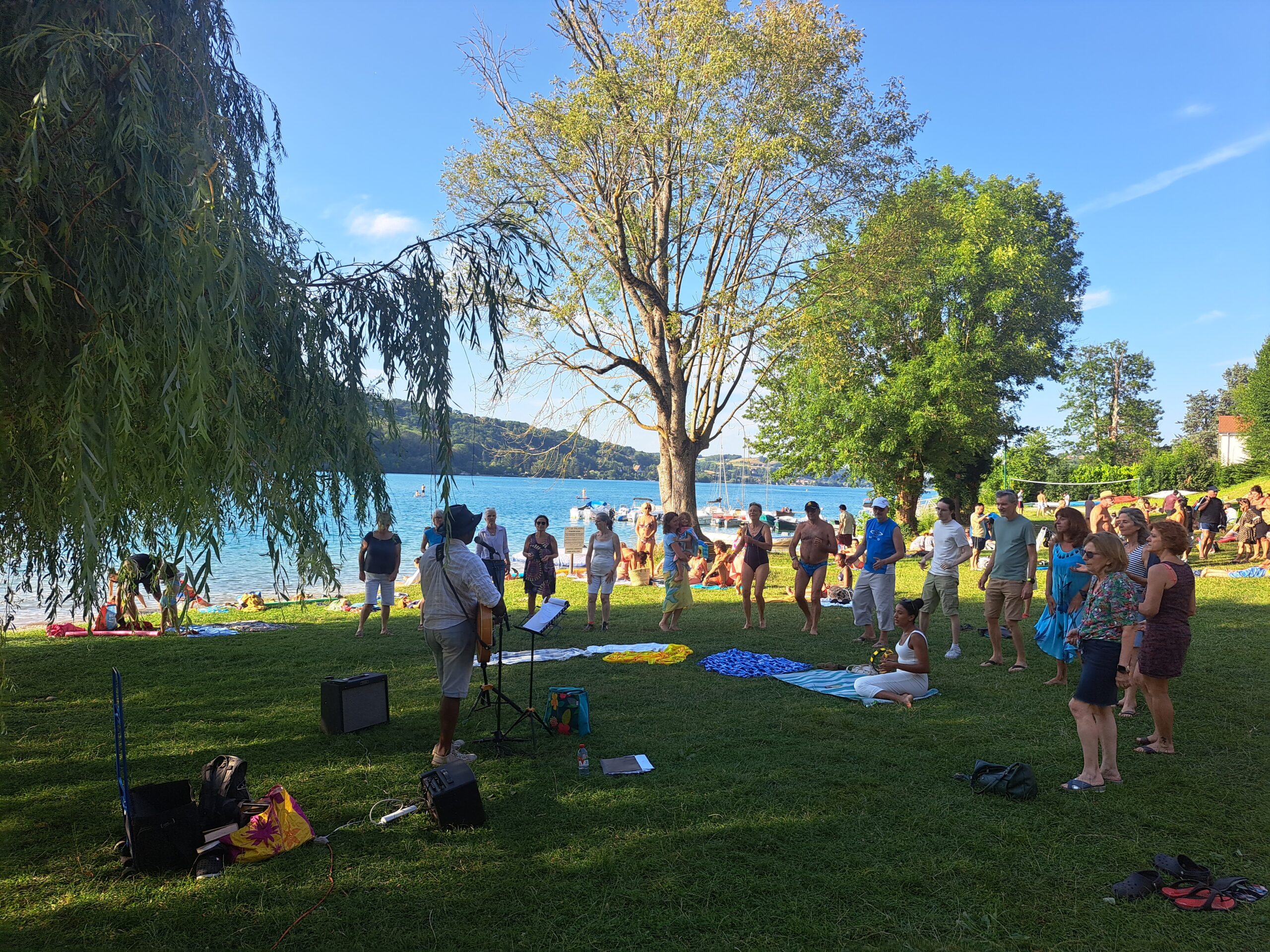 musique et danse gospel autour du lac l'été.